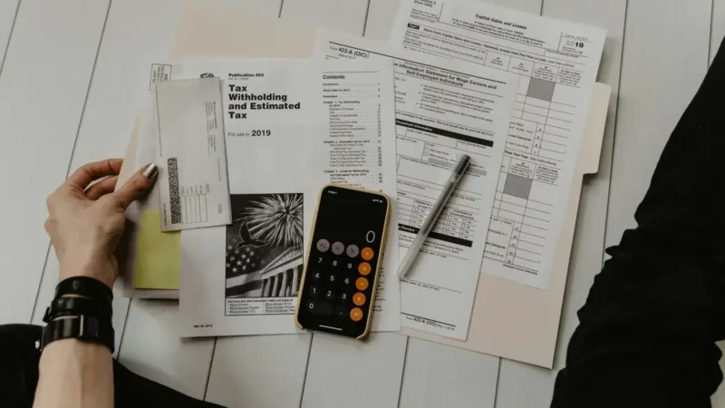桌面证件与纸质文件整齐叠放，材料分类准备示意